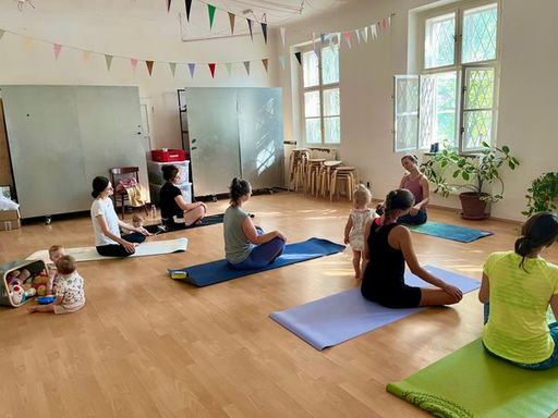 Joga-pro-maminky-s-detmi-Rybarna-Skautsky-institut-
